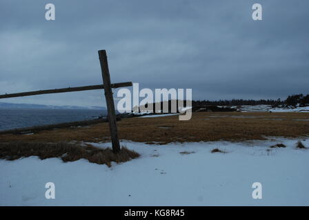 Zaunpfosten und zwei Schienen von einem alten, stillgelegten Zaun entlang der Küstenlinie, Conception Bay South, Neufundland Stockfoto