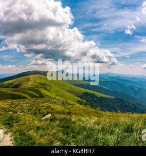 Traumhafte Wolkengebilde über Landschaft. schöne Landschaft auf Sommertag in den Bergen Stockfoto