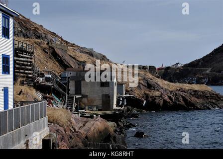 Angeln Hallen und Stadien in der äußeren Batterie auf dem Signal Hill, St. John's Hafen, St. John's, NL, Kanada. Fort Amherst Leuchtturm über die VERENGT. Stockfoto