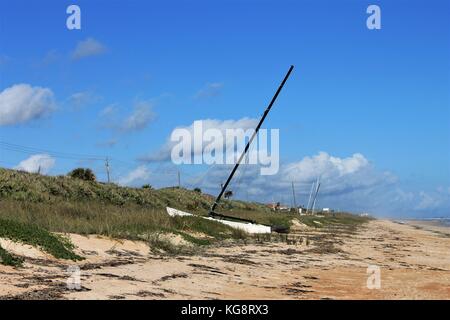 Katamaran, mit Segel runter, am Strand, Ormond Beach, Florida, USA Stockfoto