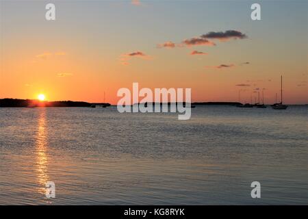 Sonne hinter einer kleinen Insel im Golf von Mexiko, Islamorada, Florida Keys, Florida, USA Stockfoto