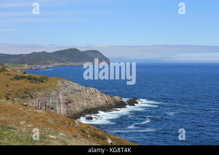 Panoramablick auf den Atlantik und die Küstenstadt Ferryland Ferryland, und die Abschreibungen, Neufundland, Labrador, Kanada Stockfoto