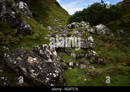 Bemoosten Felsen an Fairy Glen auf der Isle of Skye in Schottland Stockfoto