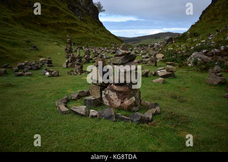 Gestapelte Steine an Fairy Glen auf der Isle of Skye in Schottland Stockfoto