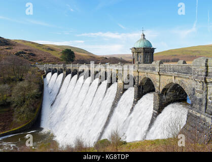 Wasser nach unten Kaskadieren des Craig goch Dam, einen der 6 Talsperren in der Elan Valley, Wales. Stockfoto