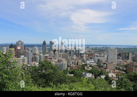 Blick auf die Skyline von Montreal vom Gipfel des Mount Royal, Montreal, Quebec, Kanada. Stockfoto