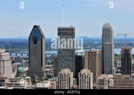 Blick auf die Skyline von Montreal vom Gipfel des Mount Royal, Montreal, Quebec, Kanada. Stockfoto