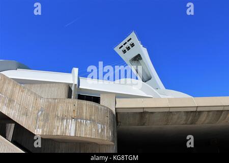 Teilweise mit Blick auf die Außenwand und das Dach des Olympiastadions, Montreal, Quebec. Stockfoto