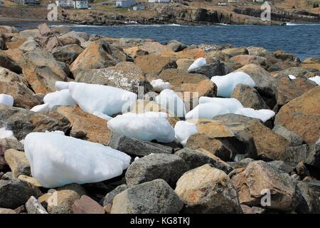 Eis unter den großen Felsen am Strand, Flatrock, Neufundland Labrador Stockfoto