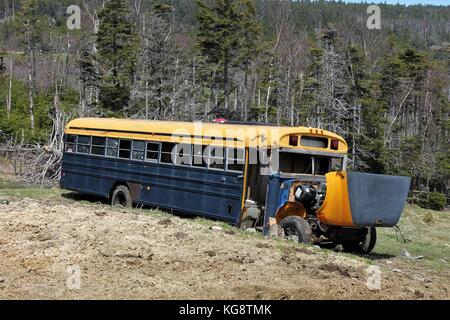 Alten, verlassenen und verfallenen School Bus in einem Feld, Torbay, Neufundland und Labrador, Kanada. Stockfoto