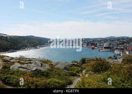 Panoramablick auf St. John's Hafen, und die umliegende Stadt, vom Wanderweg auf dem Signal Hill, St. John's, Neufundland. Stockfoto