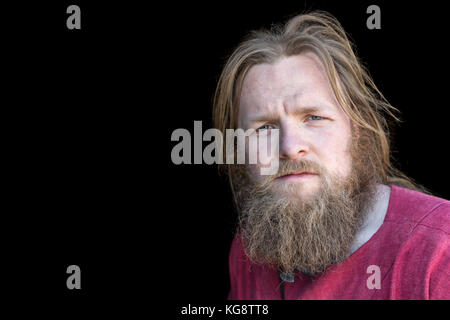 Eine Nahaufnahme eines Mannes wie ein Wikinger, Ribe, Dänemark gekleidet Stockfoto