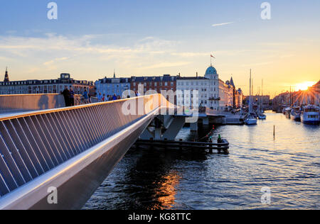 Inderhavnsbroen - der innere Hafen Fußgänger und Radfahrer Brücke, Nyhavn und Christianshavn, Kopenhagen, Dänemark Stockfoto