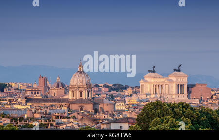 Panorama der Kirchen und Domen in Rom mit der Victor Emmanuel II Monument in der Ferne, Rom, Italien Stockfoto