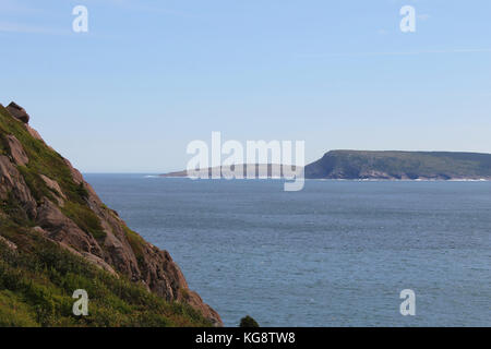 Mit Blick über das Meer in Richtung Freshwater Bay und Cape Spear vom Wanderweg um den Signal Hill, St. John's, Neufundland. Stockfoto