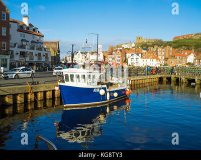 Fischerboot im New quay Wharf in den Hafen von Whitby, North Yorkshire uk Stockfoto