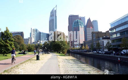 Skyline von Den Haag mit Hochhäusern rund um den Hauptbahnhof, einschließlich Hoftoren, Den Haag, Niederlande Stockfoto