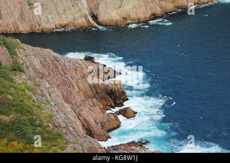 Wellen auf einer zerklüfteten Küstenlinie, den Signal Hill, st. John's, Neufundland und Labrador. Stockfoto