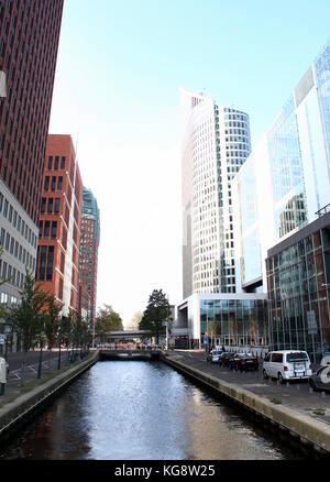 Skyline von Den Haag mit Hochhäusern rund um den Hauptbahnhof, einschließlich Hoftoren, Den Haag, Niederlande Stockfoto