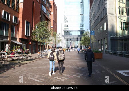 Junge Menschen am Turfmarkt Straße zu Fuß in Richtung Hauptbahnhof von Den Haag, Den Haag, Niederlande Stockfoto