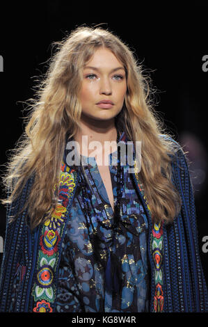 NEW YORK, NY - 11. SEPTEMBER: Gigi Hadid spaziert auf der Anna Sui Fashion Show während der New York Fashion Week: The Shows im Frühjahr 2018 auf dem Laufsteg. Stockfoto