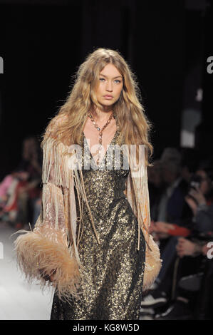 NEW YORK, NY - 11. SEPTEMBER: Gigi Hadid spaziert auf der Anna Sui Fashion Show während der New York Fashion Week: The Shows im Frühjahr 2018 auf dem Laufsteg. Stockfoto