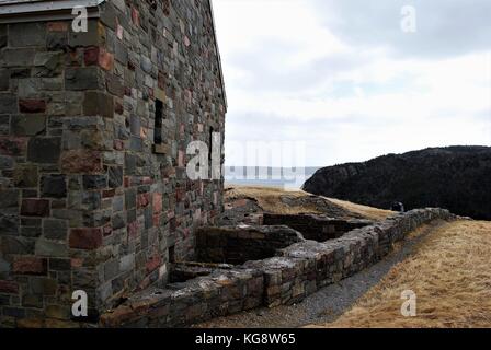 Suche entlang der Seite der Batterie der Königin und die Steinmauer Perimeter, Signal Hill, St. John's, Neufundland Stockfoto