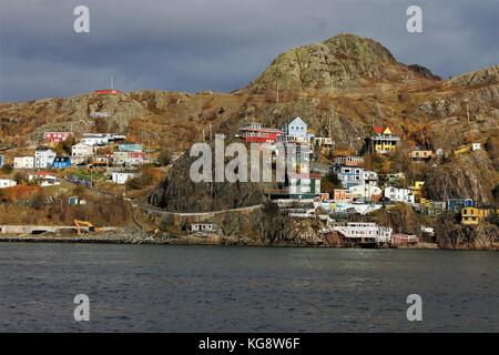 Sturmwolken über den Signal Hill zu sammeln, während die Sonne noch auf der Batterie leuchtet, den Signal Hill, St. John's, Neufundland. Stockfoto