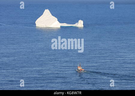 Schiff nähert sich einem Eisberg in den Atlantischen Ozean, nur außerhalb der verengt, St John's Hafen, St. John's, Neufundland und Labrador. Stockfoto