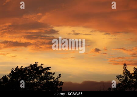 Sun durch nach einem Sturm, Abschied die Wolken brechen, eine dramatische Szene Teil storm Cloud, Teil blauer Himmel, und Teil Nebelbank. Neufundland Stockfoto