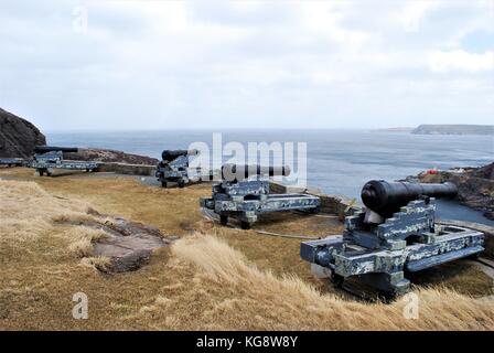 Alte Kanonen Linie am Hügel, mit Blick auf den Hafen von St. John's, an der Batterie der Königin, den Signal Hill, St. John's, Neufundland Stockfoto