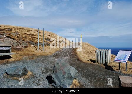 Der Weg führt Sie auf den Lady's Lookout Trail, Signal Hill, St. John's, Neufundland und Labrador, Kanada. Etwas Meer sichtbar, leicht getrübt blauer Himmel. Stockfoto