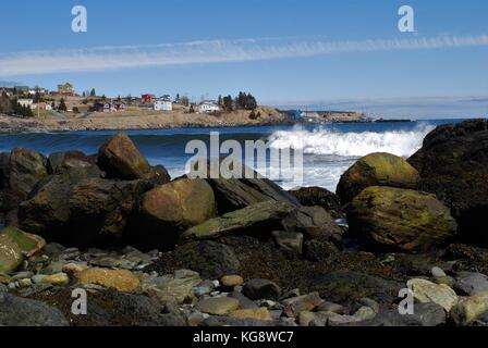 Welle in den Strand rollen, strahlend blauer Himmel, blaues Meer, Witless Bay, Neufundland Labrador Stockfoto