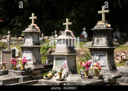 Die Seychellen, La Digue, Anse Schwere, Insel Friedhof, drei alte Gräber mit Kreuzen Stockfoto