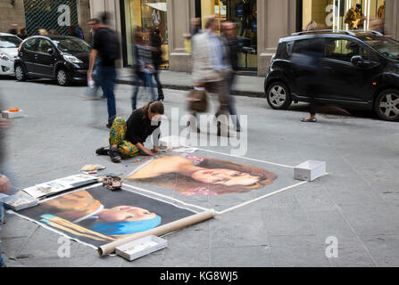 Street artist ein Chalk Artwork auf dem Gehweg von einem geschäftigen Florentiner Straße Stockfoto