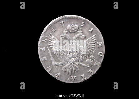 Russische alte Silbermünze (Kaiserin Elizabeth II, 1 Rubel, 1751). in die Stellung REVERSE (Rückwärtsgang) (der Münze). Stockfoto