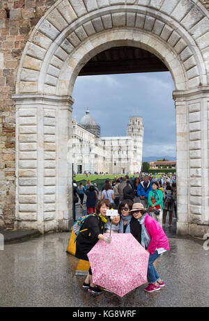 Gruppe von drei Frauen, die Touristen für einen selfie mit der Schiefe Turm von Pisa im Hintergrund posiert Stockfoto