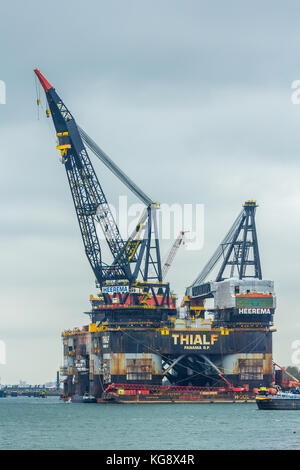 Rozenburg, Niederlande - 28 octerber 2017: sscv Thialf, der weltweit größte semi submersible Kran Schiff Stockfoto