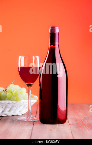 Rotwein Glas mit Flasche mit Freistellungspfaden. Stockfoto