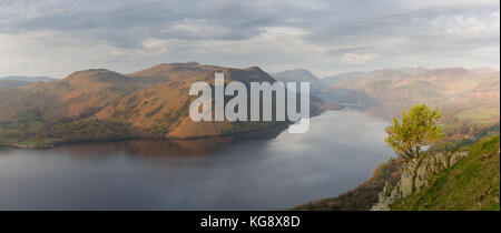 Blick von gowbarrow fiel fiel bis Ullswater und Ort Stockfoto