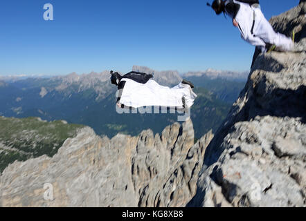 BASE Jumper sind zusammen auf einer Klippe. Damit fliegen Sie innerhalb Ihrer wingsuit hinunter in das tiefe Tal. Stockfoto