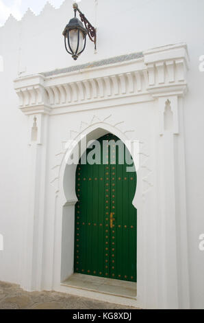 Eine typische grüne Tür in Asilah Medina, Marokko Stockfoto