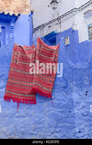 Teppiche an der Wand hängen in Tanger, Marokko Stockfoto