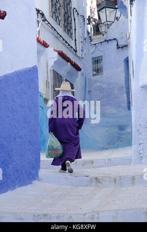 Eine Frau geht durch die Medina von Fes, Marokko Stockfoto