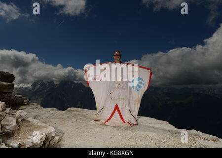 Diese wingsuit Base Jumper überprüft seine Klage vor dem Springen den Berg. Die Konzentration ist hoch, um sicherzustellen, dass keine Fehler passieren. Stockfoto