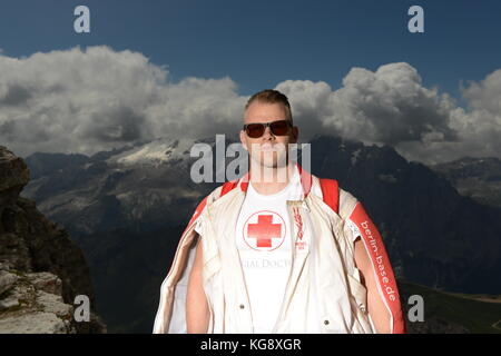 Wingsuit Base Jumper denkt über seinen nächsten Schritt von der Klippe hinter ihm zu springen. Die Konzentration zu hoch ist für den nächsten Schritt nach unten zu starten. Stockfoto