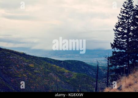 Einen abendlichen Spaziergang mit schöner Aussicht auf Myra Provincial Park im Herbst Saison. Eine der besten Wanderung in Kelowna, British Columbia. Stockfoto