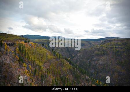 Einen abendlichen Spaziergang mit schöner Aussicht auf Myra Provincial Park im Herbst Saison. Eine der besten Wanderung in Kelowna, British Columbia. Stockfoto