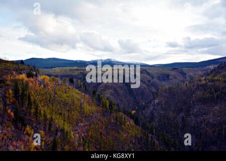 Einen abendlichen Spaziergang mit schöner Aussicht auf Myra Provincial Park im Herbst Saison. Eine der besten Wanderung in Kelowna, British Columbia. Stockfoto