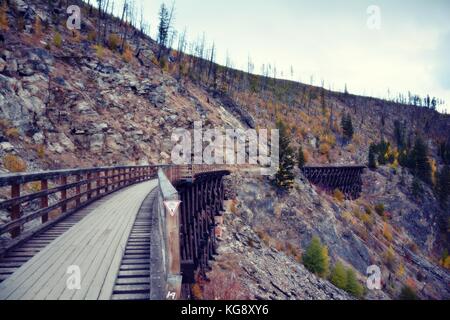 Einen abendlichen Spaziergang mit schöner Aussicht auf Myra Provincial Park im Herbst Saison. Eine der besten Wanderung in Kelowna, British Columbia. Stockfoto